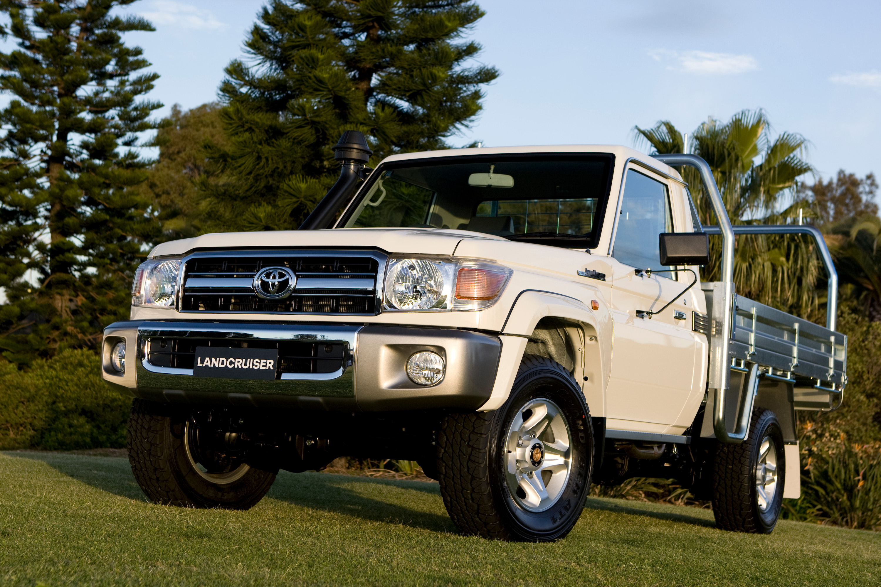 Тойота рядом. Toyota Land Cruiser lc70. Land Cruiser LC 70. Toyota Land Cruiser 70 Australia. Lc70 Pickup.