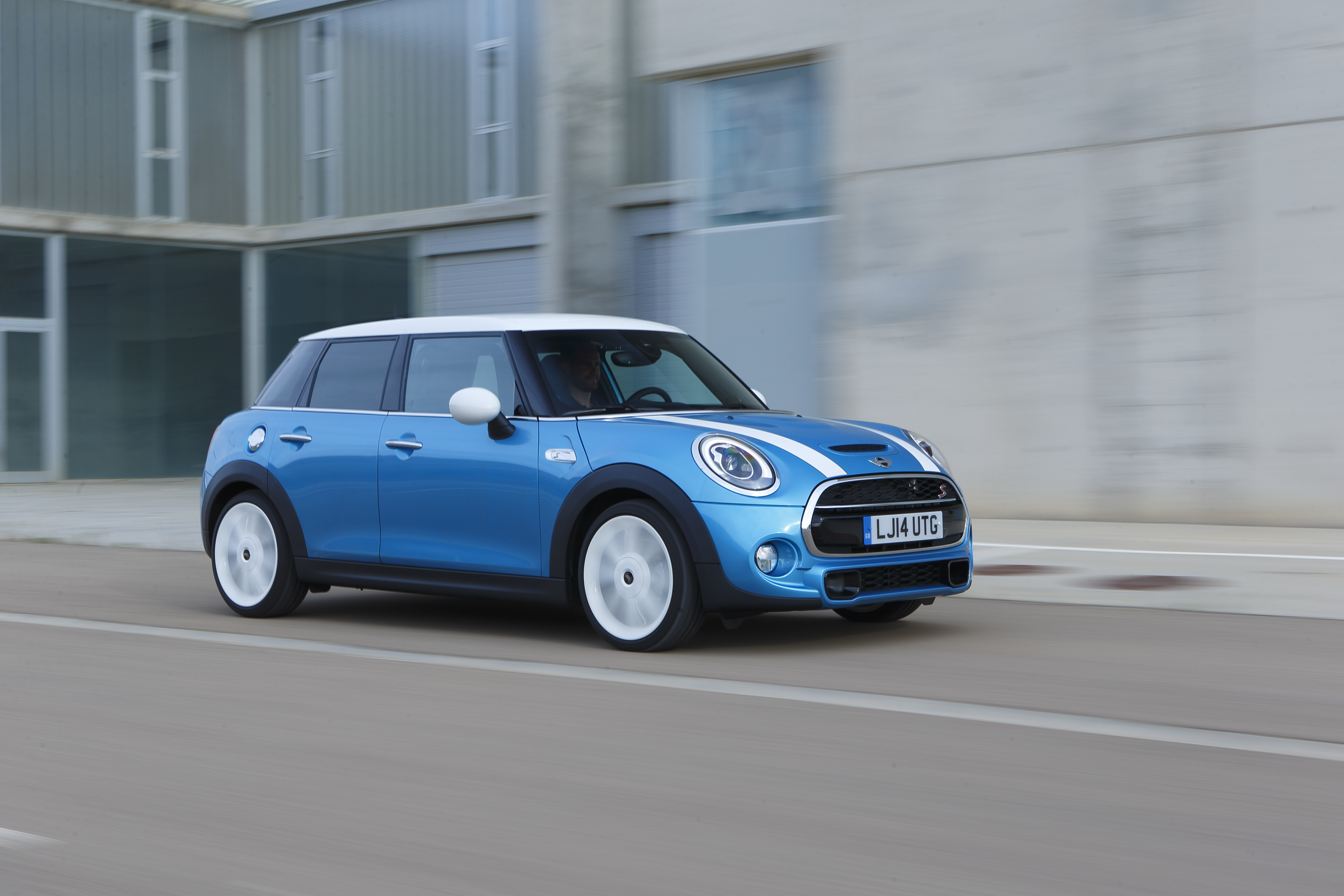 Мини там. Мини Купер Клабмен 5 дверный. Mini Cooper 5 дверей. Мини Купер пятидверка. Мини Купер большой 5 дверный.