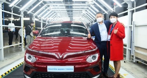 Vietnam’s sole car-maker begins EV deliveries