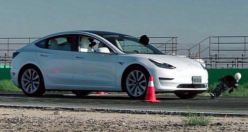 Tesla aims for handsfree driving by year’s end