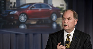 GM increases pressure on debtors, union